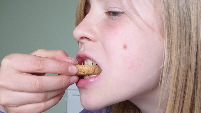 eating causes halitosis